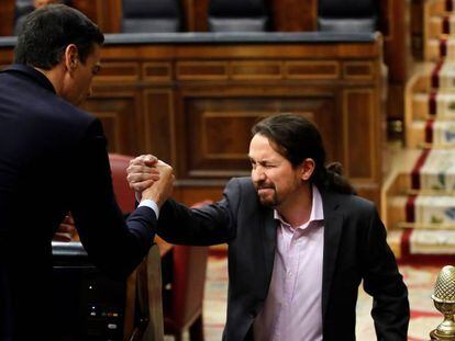 El líder de Unidas Podemos, Pablo Iglesias, saluda a Pedro Sánchez (izquierda), tras su intervención en el Congreso. En vídeo, las intervenciones de los líderes de Unidas Podemos.