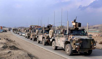 Varios vehículos blindados de las fuerzas internacionales abandonan el lugar tras un atentado suicida a las afueras de Kabul (Afganistán).