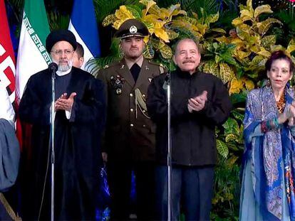 El presidente de Irán, Ebrahim Raisi, junto al de de Nicaragua, Daniel Ortega, y su esposa, la vicepresidenta Rosario Murillo, este martes en Managua.