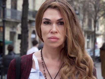 La refugiada ucrania transexual Lana Danevych en las calles de Barcelona.