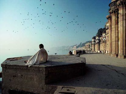 Imagen de la orilla del río Ganges en Varanasi, publicada por Olivier Föll en su libro 'Homenaje a la India'.