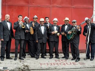 Actual Septeto Santiaguero. Es septeto por el número de instrumentos, aunque haya varios cantantes. Su director, Felipe Valdés, es el segundo por la derecha. / EDU BAYER