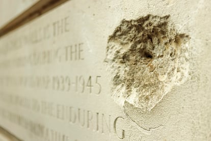Detalle de un bombardeo de la Segunda Guerra Mundial en Victoria and Albert Museum, Londres