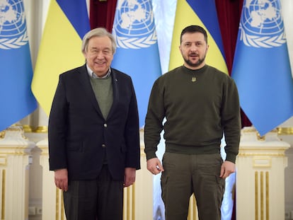 El presidente de Ucrania, Volodymyr Zelensky (derecha) y el secretario general de las Naciones Unidas, Antonio Guterres, el día de hoy.