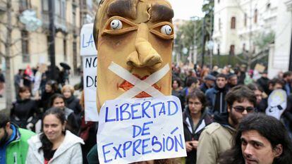 Manifestaci&oacute;n de apoyo a los titiriteros en Granada el 13 de febrero.