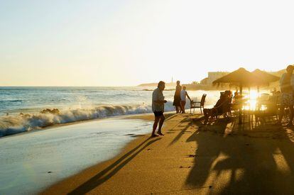 En el puesto número 10 de las playas españolas más populares en Instagram se coloca la playa de Los Caños de Meca (Cádiz), uno de los destinos más populares de la Costa de la Luz. Los Caños son parte del municipio de Barbate, un epicentro turístico del sur de España situado junto al cabo de Trafalgar. Esta zona tiene mucha vida nocturna, momento en el que las calles se llenan para disfrutar de la agradable temperatura y de una gran oferta de ocio. Además de la fiesta, los Caños (42.867 menciones, y seguro que subiendo estos meses de verano) destaca por ser un lugar ideal para montar a caballo y por su cercanía al parque natural de la Breña y las Marismas de Barbate. El chiringuito La Jaima es uno de los escenarios para una foto original por su interior con decoración al más puro estilo árabe, aunque también hay quien prefiere recrear el pasado hippie de este arenal con un ‘time-lapse’ en alguno de los maravillosos atardeceres que se viven aquí.