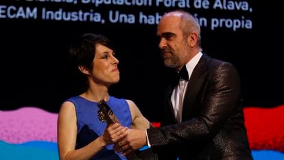 La directora Estíbaliz Urresola recoge la Biznaga de Oro de manos del actor Luis Tosar, este sábado en Málaga. EFE/ Jorge Zapata