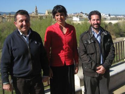 Miguel Santiago, a la izquierda, Teresa Rodríguez y David Moscoso con la Mezquita-Catedral al fondo.