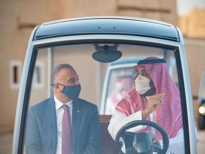 El primer ministro de Irak, Mustafa al Kadhimi, con el príncipe heredero de Arabia Saudí, Mohamed bin Salmán (al volante), durante su visita al 'Reino del Desierto'.