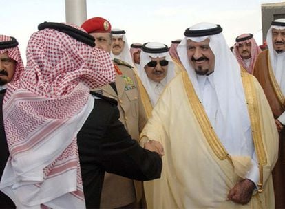 El príncipe heredero Sultan Bin Abdul Aziz es despedido por los miembros del gabinete y 33 príncipes de la familia Al Saud, antes de salir camino de EE UU.