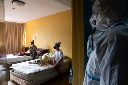 Un médico habla con un paciente con covid en un hotel de Caracas.