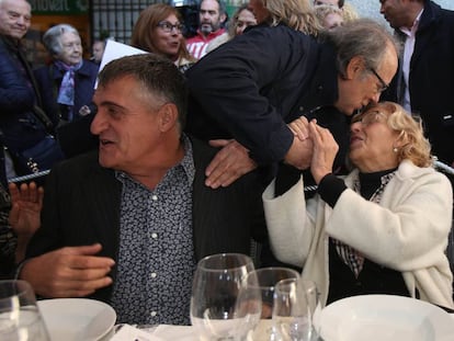 Des de l'esquerra, el Gran Wyoming, Joan Manuel Serrat i Manuela Carmena.