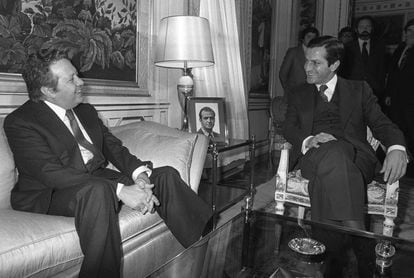 El presidente Adolfo Suárez con el primer ministro portugués Mario Soares, durante una visita oficial de este a España en noviembre de 1977.