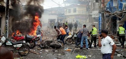 Un grupo de personas, ante el lugar en el que explot&oacute; una bomba en Tumaco (Colombia).