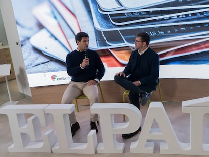 José Maceda, director de créditos de Mercado Pago, y Federico Rivas Molina, subdirector de EL PAÍS América durante la charla 'El boom de las tarjetas de crédito', en la primera Cumbre de Desarrollo Económico Digital.