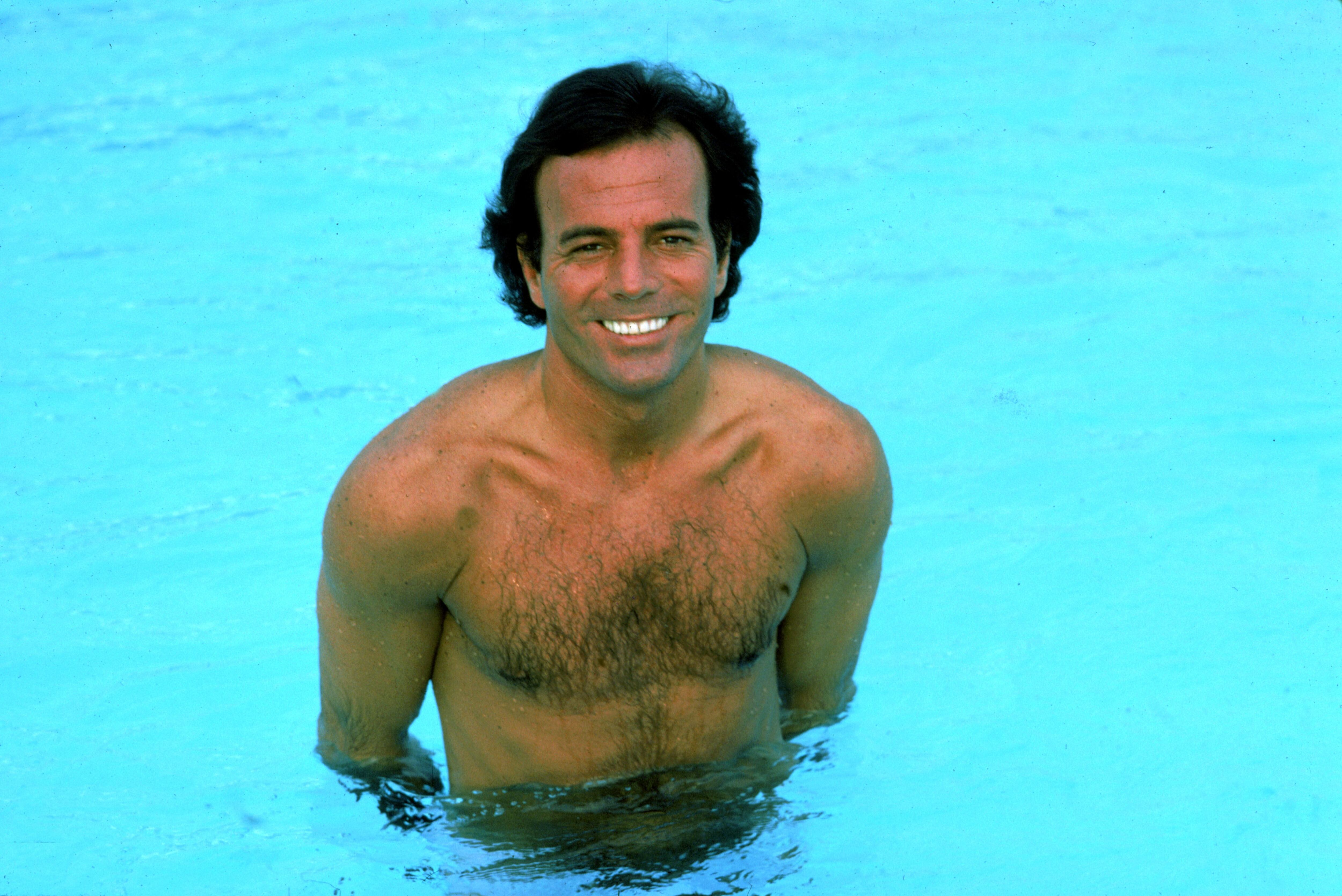 El cantante en la piscina, en una imagen de 1984.  