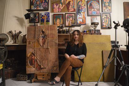 Anahita Shams, artista visual iraní, frente a sus obras.