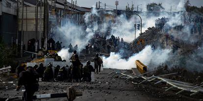 Enfrentamiento entre manifestantes con las fuerzas de seguridad frente al aeropuerto Alfredo Rodríguez Ballón, en Arequipa.