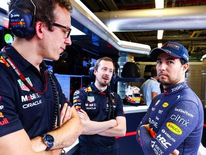 Sergio Pérez junto a personal de su escudería en el garage de Red Bull, durante la última edición del GP de Abu Dabi (Emiratos Árabes Unidos), el 20 de noviembre de 2022.