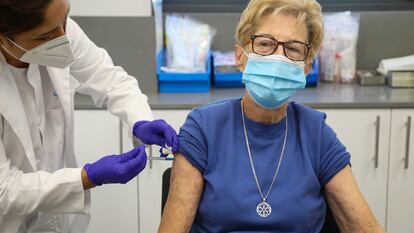 Una persona mayor se vacuna contra la gripe en el centro de Salud Baviera, el 25 de octubre de 2021, en Madrid.