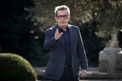 Andreu Buenafuente saluda a su llegada al palacete de Barcelona. El veterano comunicador ha sido elegido mejor presentador nacional de televisión por 'Late Motiv'.