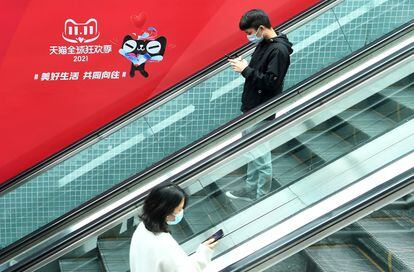 Dos usuarios consultan sus móviles en Chongqing, China, el pasado 2 de noviembre.