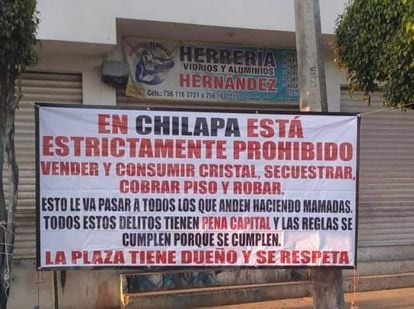 Lona colocada en el sitio donde fueron hallados los restos humanos en Chilapa, Guerrero.