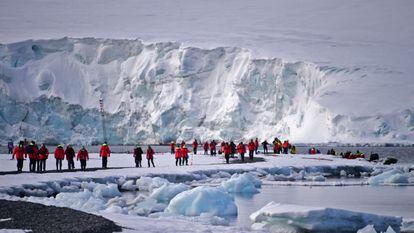 Turistas visitan las islas Shetland del Sur, en la Antártida, el 6 de noviembre de 2019.