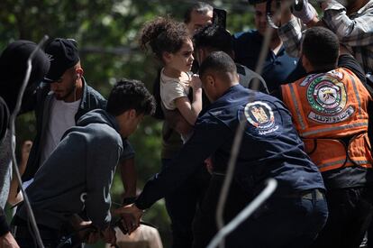 Una niña tras ser rescatada entre los escombros de un edificio en Gaza, este domingo.