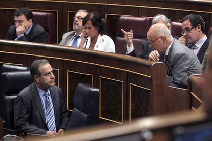 Celestino Corchacho (izquierda) mira a Josep Antoni Duran Lleida en el Congreso.