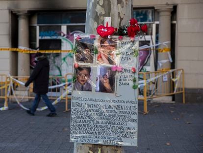 Flores y un cartel con fotos en recuerdo de las víctimas del incendio del pasado martes en un local en la plaza de Tetuán de Barcelona.