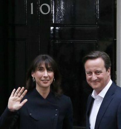 El primer ministro Cameron llega a Downing Street, su residencia oficial en Londres, junto a su esposa Samantha.