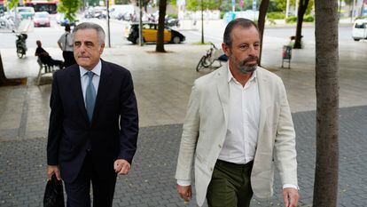 El expresidente del Barça Sandro Rosell, a su llegada al juicio acompañado por el abogado Pau Molins.