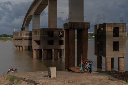 El puente sobre el río Madeira en Porto Velho, la ciudad donde termina la carretera que parte de Manaos, 900 kilómetros al norte.