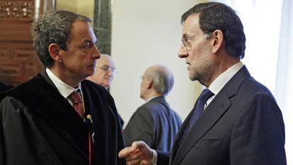 Mariano Rajoy conversa con Jos&eacute; Luis Rodr&iacute;guez Zapatero