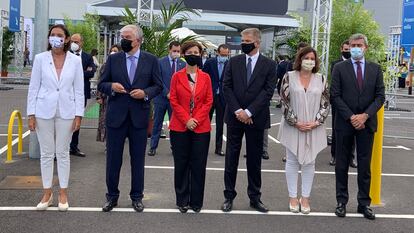 La ministra de Industria, Comercio y Turismo de España, Reyes Maroto, junto a otras autorizadas en un acto en Amazon, en Illescas (Toledo).