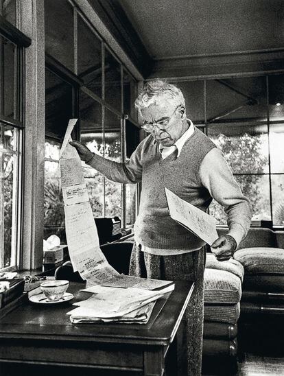 Chaplin, en el porche de su casa de Beverly Hills, revisando el guion de 'Candilejas' (1952).