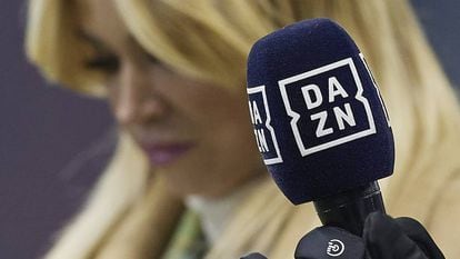 Un micrófono de Dazn en una retransmisión deportiva en Italia.