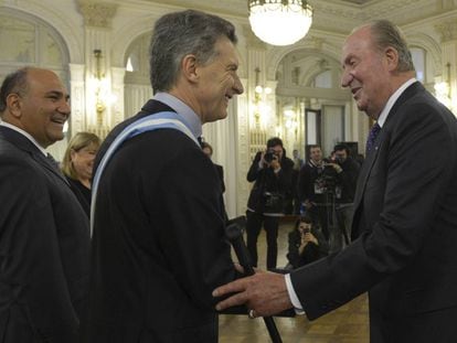 Mauricio Macri saluda al Rey Juan Carlos en la casa de gobierno de Tucum&aacute;n.