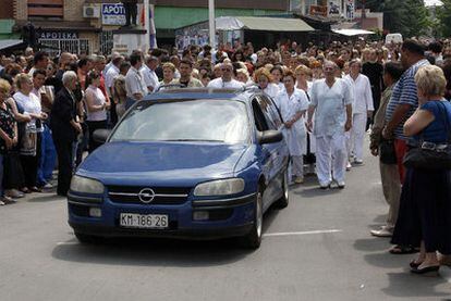 Comitiva fúnebre del entierro del psiquiatra Mensur Dzekovic, ayer en Mitrovica.