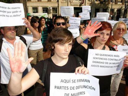 Manifestación de mujeres a las puertas de la Audiencia Provincial de Murcia, el pasado día 6.-