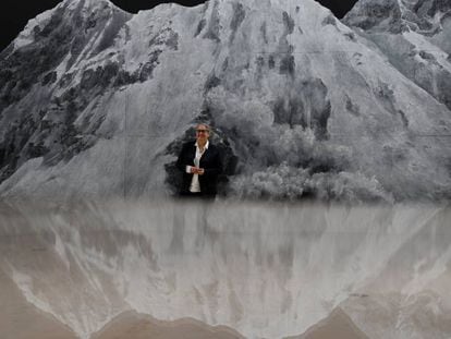 Tacita Dean, ante una de las imágenes de su proyecto 'Paisajes', ayer en la Royal Academy de Londres.