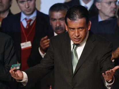 Humberto Moreira anuncia su dimisión como presidente del PRI en un acto en México.