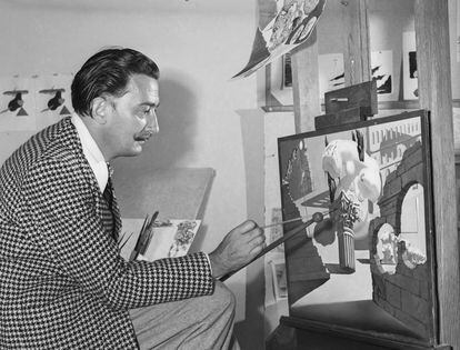 Salvador Dalí pintant per a la pel·lícula de dibuixos inconclusa 'Destino', que va concebre amb Walt Disney.