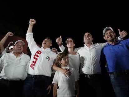 Manolo Jiménez celebra acompañado de sus compañeros de partido y su familia.