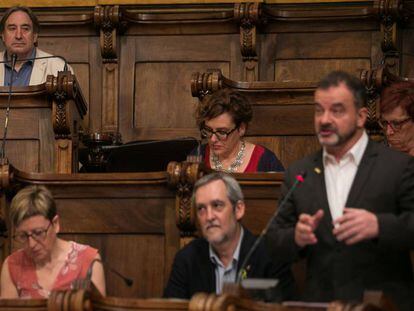 Puigcorbé observa el líder d'ERC a Barcelona, Alfred Bosch, al ple d'aquest divendres.