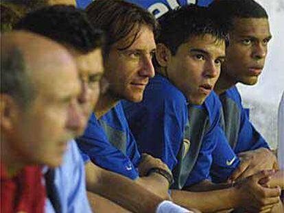 Saviola, entre Alfonso y Geovanni, en el banquillo del Sánchez Pizjuán.