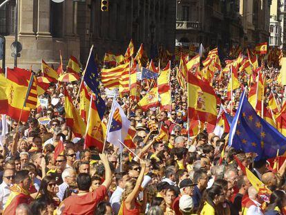 Decenas de asistentes a la manifestación convocada por Societat Catalana abuchean a Pablo Iglesias en la estación de Sans, en Barcelona.