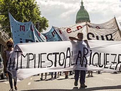 Manifestantes a favor del Gobierno respaldan el impuesto a las grandes fortunas en una movilización en Buenos Aires este martes.