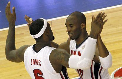 LeBron James y Kobe Bryant celebran una canasta durante un partido ante Argentina, el 22 de julio de 2012. El equipo olímpico ganó la medalla de oro en los Juegos de Londres tras derrotar de nuevo a España en la final (107-100).